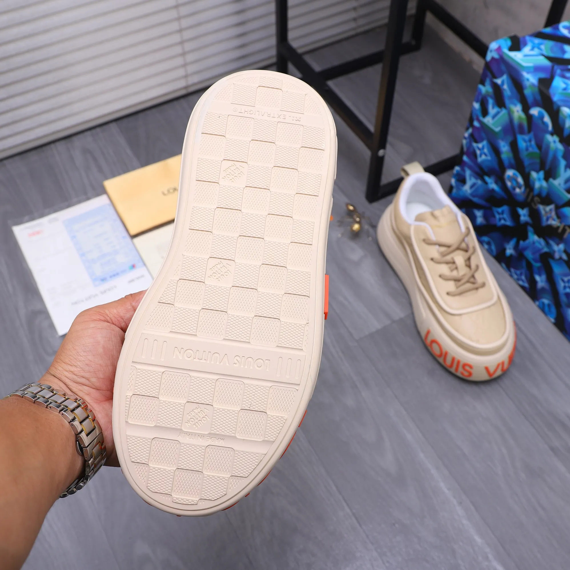 Men's shoes 💰560 Product trademark: LV [Louis Vuitton] casual shoes, regular size. Size: 38-46 (38.45.46 is custom-made and non-returnable) Product materials: Selected high-quality cowhide stitching embossed cowhide upper, cowhide insole, mesh lining, original outsole